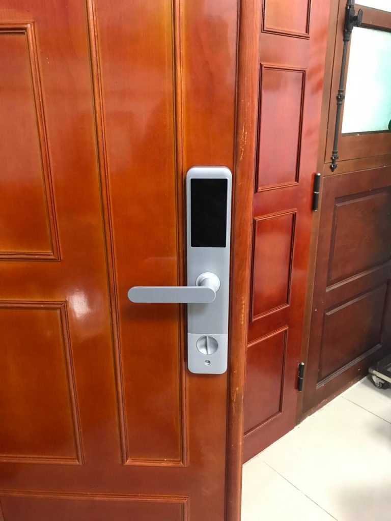 Hình ảnh thực tế lắp đặt khóa cửa thong minh HomeDash AB-14P cho hệ thống cửa gỗ