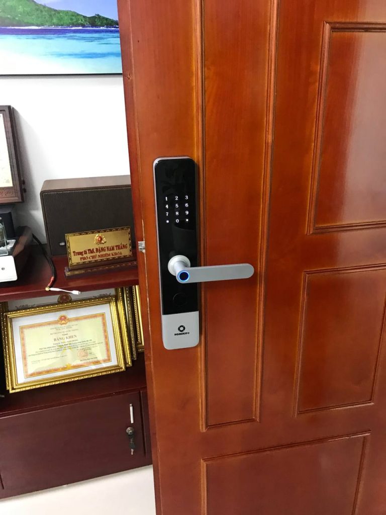 Hình ảnh thực tế lắp đặt khóa cửa thong minh HomeDash AB-14P cho hệ thống cửa gỗ