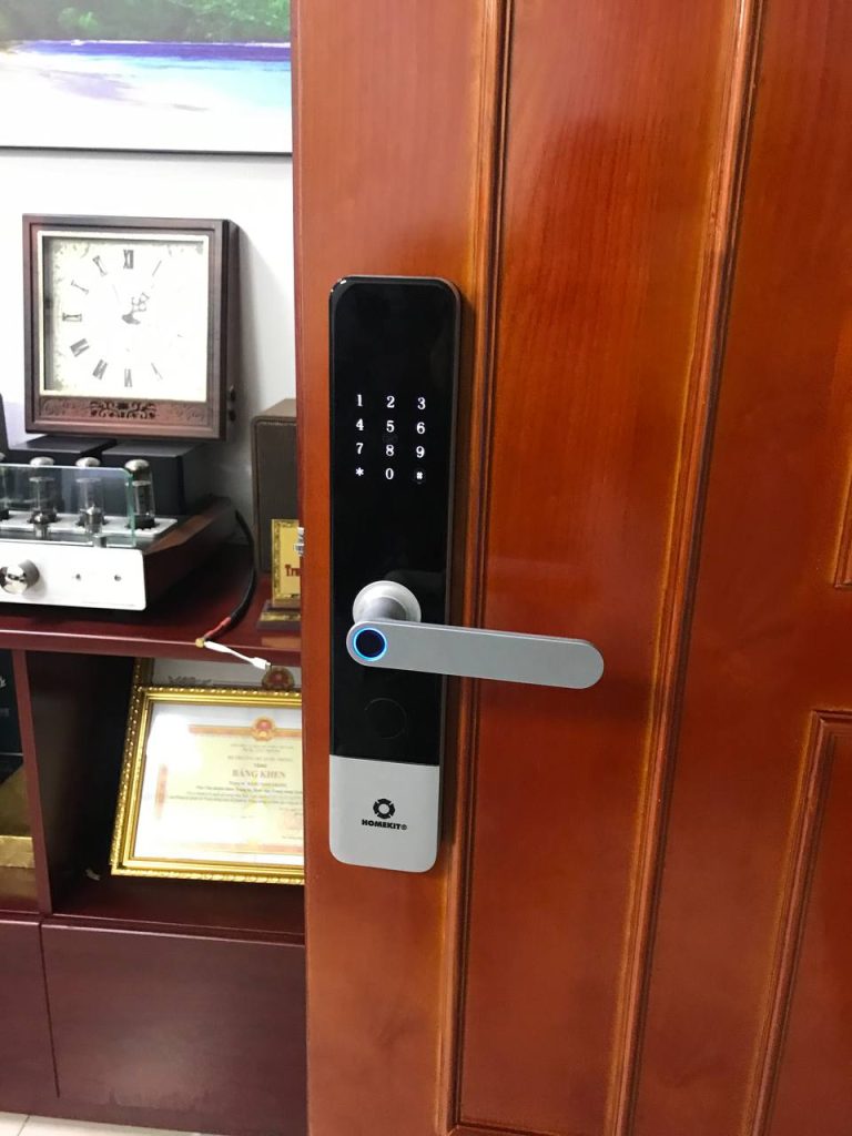 Hình ảnh thực tế lắp đặt khóa cửa thong minh HomeDash AB-14P cho hệ thống cửa gỗ