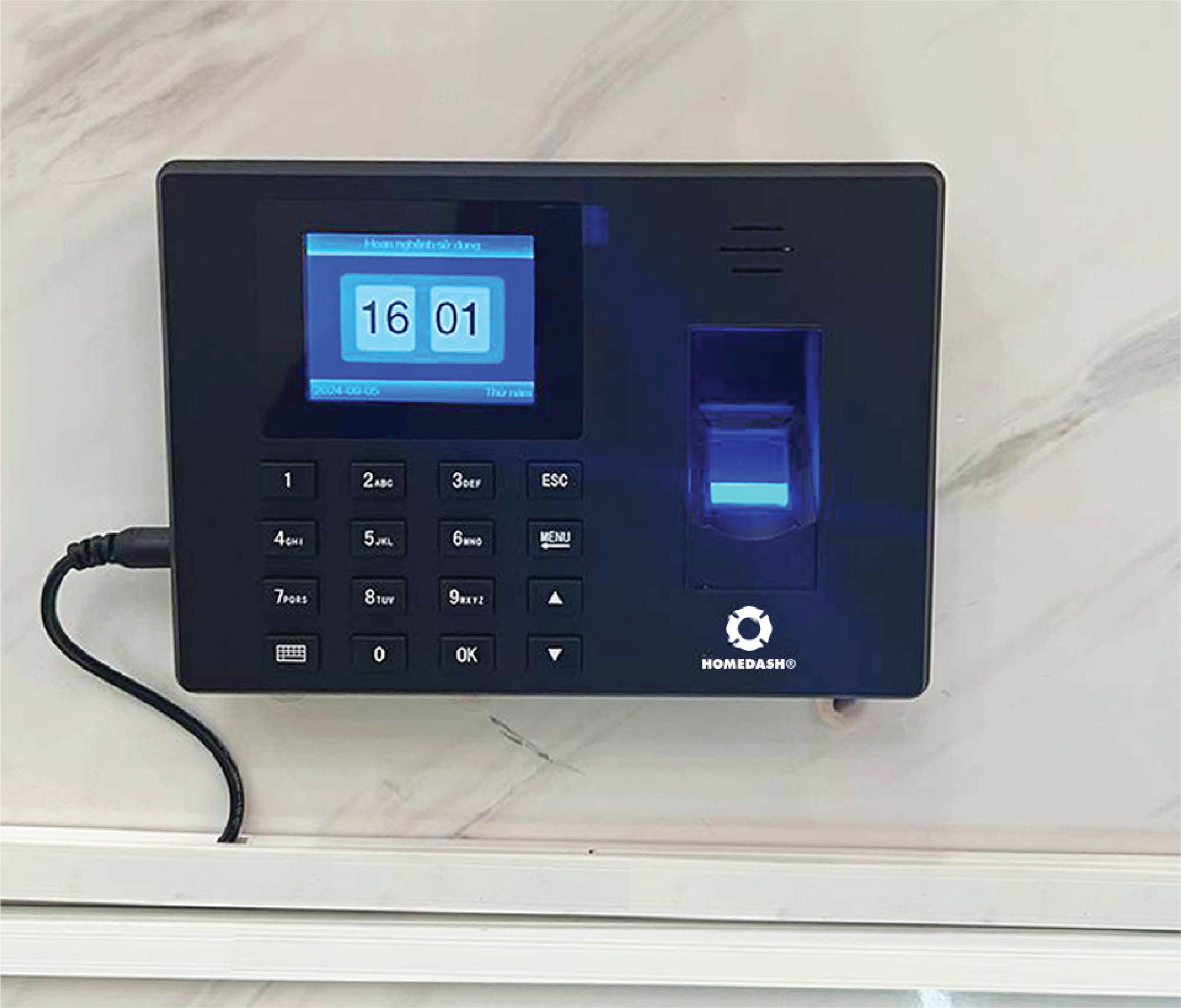 Nhân viên chấm công bằng vân tay trên máy chấm công TA-22A